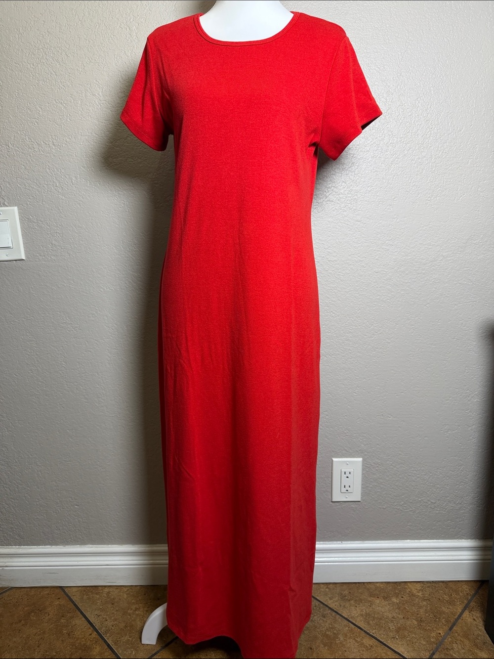 Classic Red Short-Sleeve Maxi Dress - Women's